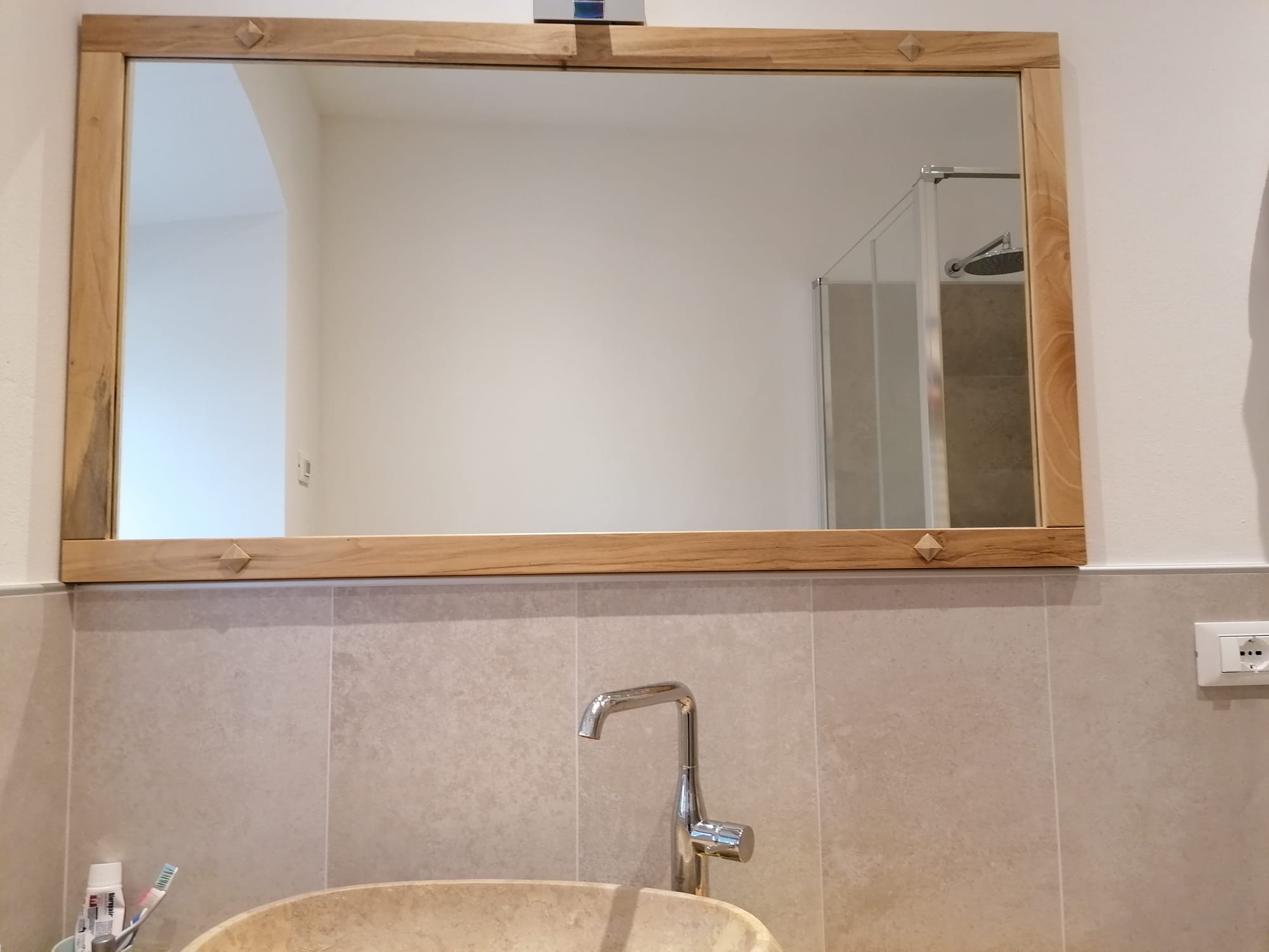 Dettaglio del progetto Arredamento Bagno Completo: Realizzazione di mobile bagno e specchio con cornice in legno, studiato per unire funzionalità e stile. - Immagine 2